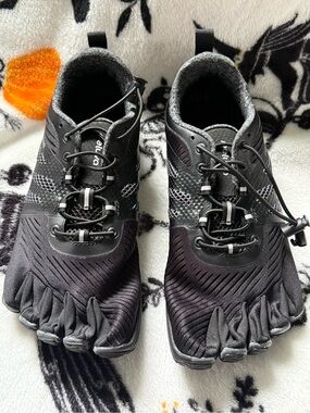 Men's Black Split-Toe Athletic Shoes with Quick-Adjust Lacing (runs small)
